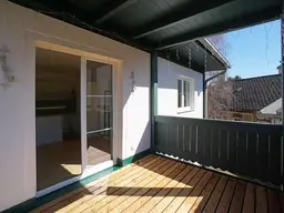 Reizende 3-Zimmer-Wohnung mit 2 Balkonen, gartenseitiger Veranda und Garagenplatz