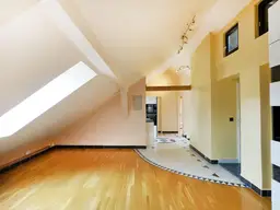 Dachgeschoß-Wohntraum mit Süd-Balkon: 3 Zimmer in grüner Ruhelage zur Miete