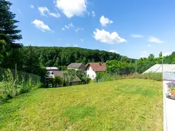 Design trifft Natur: stylische Garten-Maisonettewohnung mit traumhafter Aussicht