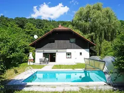 Familienidyll in Grünruhelage am Waldrand mit großem Garten, Schwimmbecken und Sauna