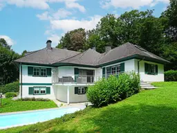 Repräsentative Villa mit Pool und Wellnessbereich in sonniger Waldrandruhelage