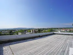 Penthouse-Wohnung | 131 m² Wfl. | 80 m² Dachterrasse mit 270°-Ausblick | PKW-Stellplatz | riesiger Gemeinschaftsgarten | im Zentrum