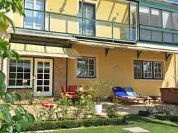 Ruhiger Familiensitz mit Fernblick, ebenem Garten und drei Garagen Nähe TULLN