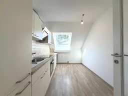 Dachgeschoss-Charme trifft Wohnkomfort – 3-Zimmer-Wohnung in Höchst