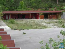 Asphaltierte Freifläche mit Halle in Willendorf (ehem. "Römergrube")