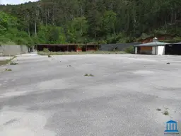 Asphaltierte Freifläche mit Halle in Willendorf (ehem. "Römergrube") und großem Waldgrundstück
