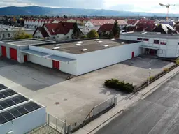 Hochwertig ausgestattetes Büro mit anschließender Halle - ausreichend Parkflächen am Areal!
