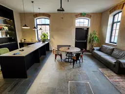 Modernes (Großraum-) Büro im LOFT-Stil mit großzügigem Parkplatz-Areal