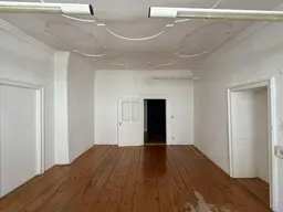Charmantes Büro mit ALTBAU-Charakter in bester Innenstadtlage – PARKPLATZ-Option(en) im Innenhof!