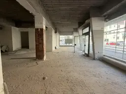 BÜRO(S) in ECKLAGE im ROHBAU - Individuell adaptierbares Gewerbeobjekt in werbewirksamer Sichtachse!