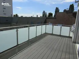 moderne Dachgeschossmaisonette mit Balkon, Terrasse &amp; zwei Stellplätzen
