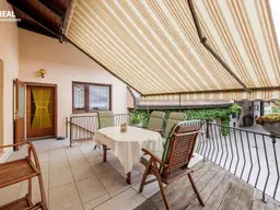 Einmalig attraktives Wohnhaus mit Traumgarten, Pool, Garagenplätzen und großen Nebengebäuden