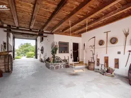 Einmalig attraktives Wohnhaus mit Traumgarten, Pool, Garagenplätzen und großen Nebengebäuden