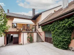 Einmalig attraktives Wohnhaus mit Traumgarten, Pool, Garagenplätzen und großen Nebengebäuden