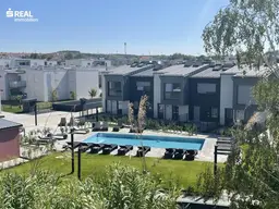 Stilvolles Apartment mit Spa, Balkon &amp; Tiefgaragenplatz – nur 10 Gehminuten vom Neusiedler See entfernt!