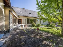 Platz trifft Potenzial – Wohnhaus mit Innenhof und Doppelgarage
