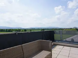 Fantastischer Weitblick in toller Lage - 72,36m² DG-Wohnung mit 37,60m² Dachterrasse und überdachten Parkplatz!
