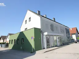 Wohnhaus mit Verkaufsgeschäft und Imbiss/Bistro