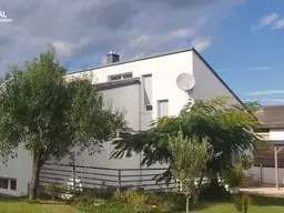 Großzügiges Architektenhaus - 194m², Wohnküche, 3 SZ, 3 Bäder, Wohnstudio im UG, Pool, Doppel-Carport, Wellnessbereich u.v.m.!