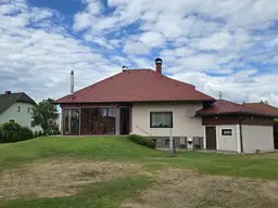 Geräumiges Einfamilienhaus mit großem Grundstück und Mehrzweckhalle in Grafenwörth