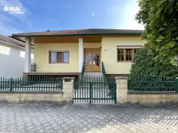 Großzügiges Einfamilienhaus mit Pool und großem Garten - Wohnen mit Komfort