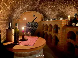 Voll möbliertes Presshaus in bester Lage mit erstklassigem Weinbestand