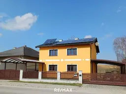 Gediegenes Stockhaus in grüner Umgebung