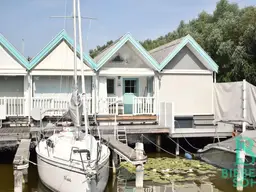 Das Leben genießen - direkt am Wasser! Badehaus mit Seezugang und Bootsanlegestelle!