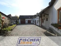 Sanierungsbedürftiges Bauernhaus (zwei Wohneinheiten) mit ruhigem Innenhof und Garten am Ende einer Sackgasse