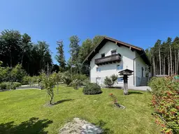 Saniertes Einfamilienhaus mit idyllischem Garten in Waldrandlage