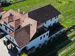TRADITIONSREICHER WINZERHOF MIT PENSION &amp; HEURIGEN IN BESTER WACHAUER LAGE