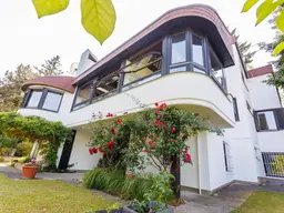 GROßZÜGIGER FAMILIENWOHNSITZ AM HEUBERG IN RUHELAGE MIT INDOORPOOL, WELLNESS, GARTEN &amp; WIEN-BLICK