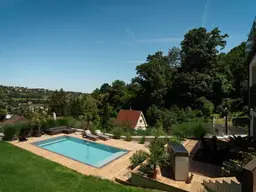 Elevated Living: VILLA MIT SALZWASSERPOOL, AUFZUG &amp; HERRLICHEM AUSBLICK