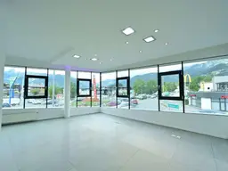 SAALFELDEN | Büro- / Praxisfläche mit markanter Architektur und fexibel teilbaren 264 m² Nutzfläche