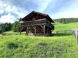 Alpine Hideaway über den Lienzer Dolomiten / Exklusive Freizeitwohnsitz-Berghütte in Panoramalage am Zettersfeld