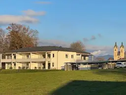 Sonnige GARTENWOHNUNG, Baujahr 2023, mit WESTTERRASSE, WEST- und OSTGARTEN – TOP Bauausführung – CARPORT!
