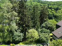 BAUGRUNDSTÜCK IN MAUERBACH – 1.071 m² IN RUHIGER HANG- UND GRÜNLAGE MIT ENTWICKLUNGSPOTENZIAL | ZELLMANN IMMOBILIEN