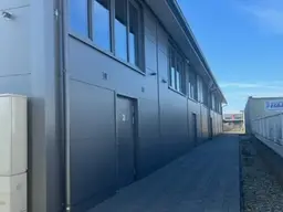 Neuwertiges Hochregallager in Strasshof: 224m² für 10€/m² – Top Lage, 2 Stellplätze!