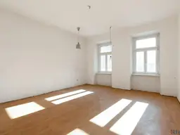 Sanierungsbedürftige Altbauwohnung mit baubewilligtem Balkon | Nähe Matzleinsdorfer Platz (S-Bahn-Station und künftig U2-Station)