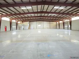 1.800m² Halle mit Rampen und ebenerdiger Einfahrt | 250m² Büro | ca. 4.000m² Grund
