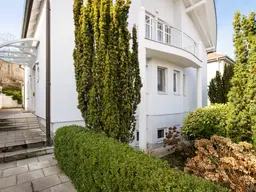NEUBAU VILLA AUS 1997 II ROTER BERG II GARAGE II SAUNA II NEUE PV-ANLAGE II 6 ZIMMER II 4 BÄDER II 54m² WOHNZIMMER MIT KAMIN II 2 TERRASSEN II BALKON II GARTEN II GROSSER KELLER