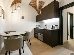 Stilvoller 37 m²-Altbau in 1190 – Gewölbedecken, Designbad &amp; Einbauküche – Wohnen beim Weingarten