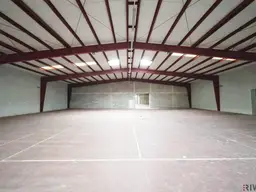 1.100m² isolierte Lagerhalle mit 250m² Büro | Rampen &amp; ebenerdige Einfahrt möglich | optional bis zu ca. 2.000m² Lager möglich