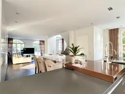 # SQ - VILLA IN TOP LAGE MIT SWIMMINGPOOL UND TIEFGARAGE - TOP LAGE &amp; EIN UNBEBAUTES GRUNDSTÜCK MIT ca. 751 m² GRUNDFLÄCHE