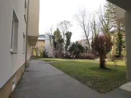 Perfekt geschnittene Garconniere in Badener Ruhelage