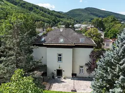 Mitten im Grünen &amp; im Villenviertel: exklusive Gartenwohnung mit ca. 930 m² Außenfläche, beheiztem Wintergarten, Pool, Luftwärmepumpe u.v.m.!