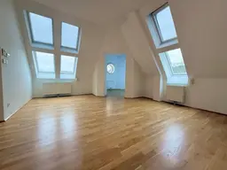 Dachgeschoss-Turm-Wohnung mit 5 Meter Raumhöhe I umfassend saniert I 