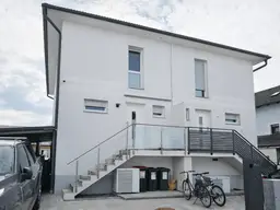 Moderne Doppelhaushälfte mit Pool in ruhiger Lage nahe Wien