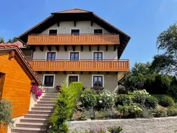 Preiswerte, saniert Landhauswohnung mit 2 Balkone 
