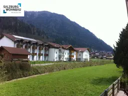 HEIMAT FLACHAU! Gemütliche, geförderte 2-Zimmerwohnung mit Balkon und Tiefgaragenplatz! Mit hoher Wohnbeihilfe